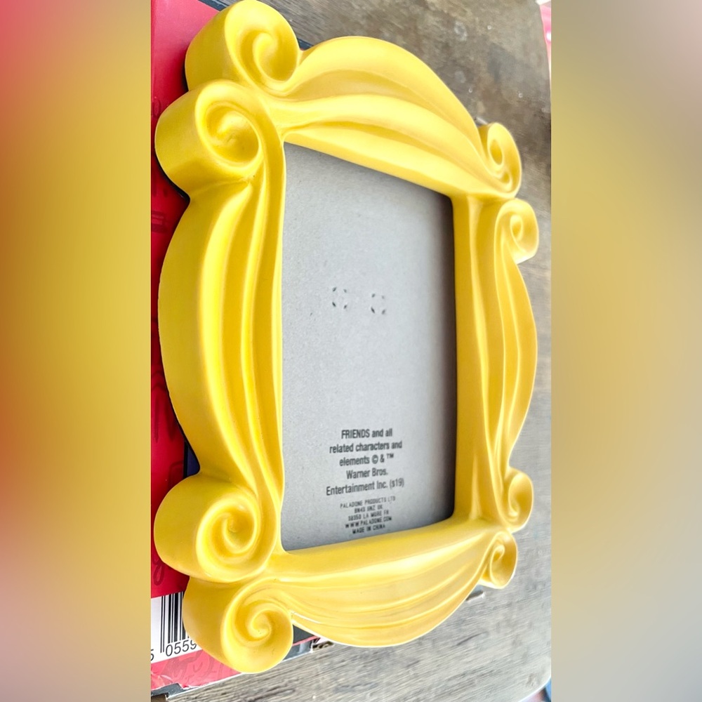 FRIENDS PEEPHOLE FRAME FROM THE ORIGINAL TV SERIES IN YELLOW - Picture 3 of 5